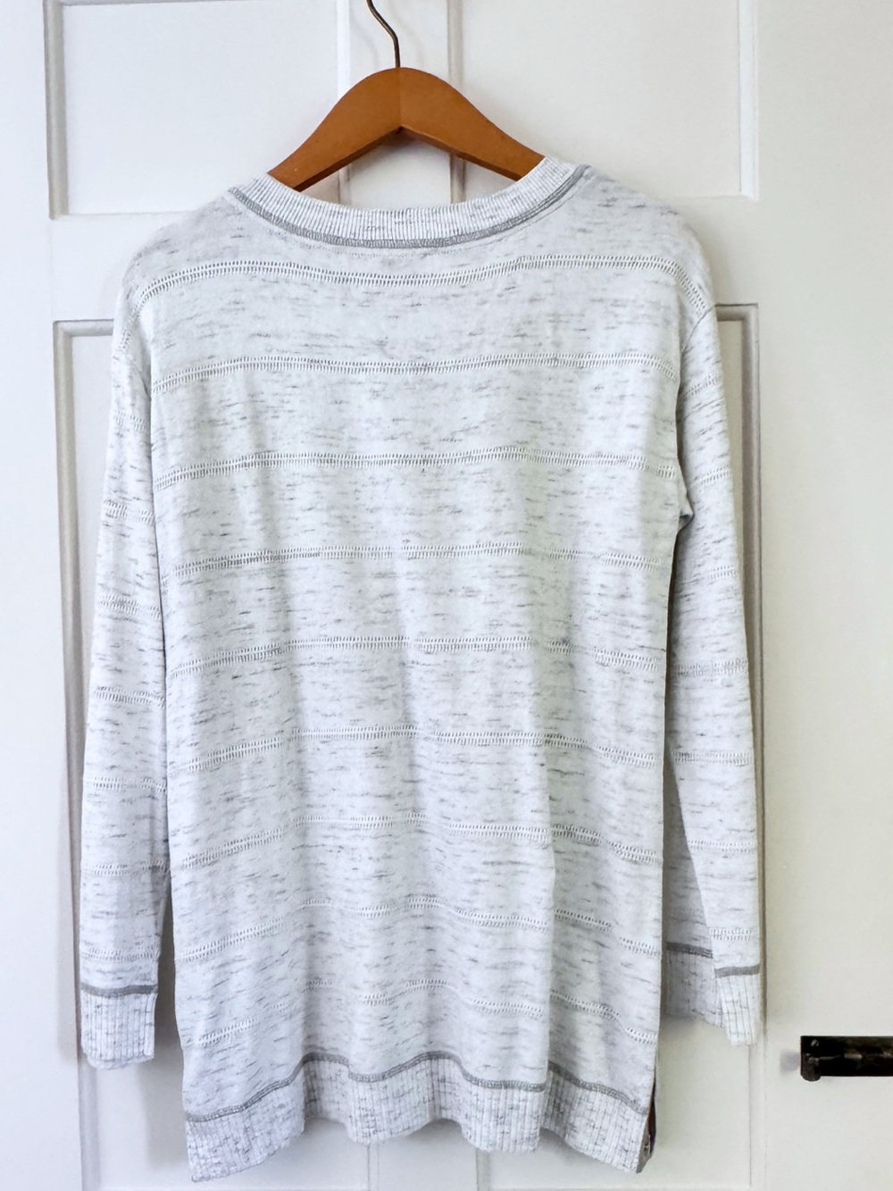 Talbots O Oprah Magazine V Neck Tunic White Gray Striped Sweater Side Snap Hem M - Picture 3 of 8